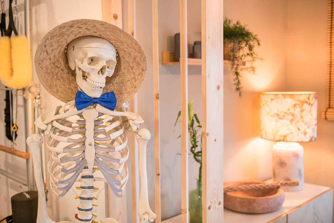 Esqueleto con sombrero y pajarita en un centro de pilates