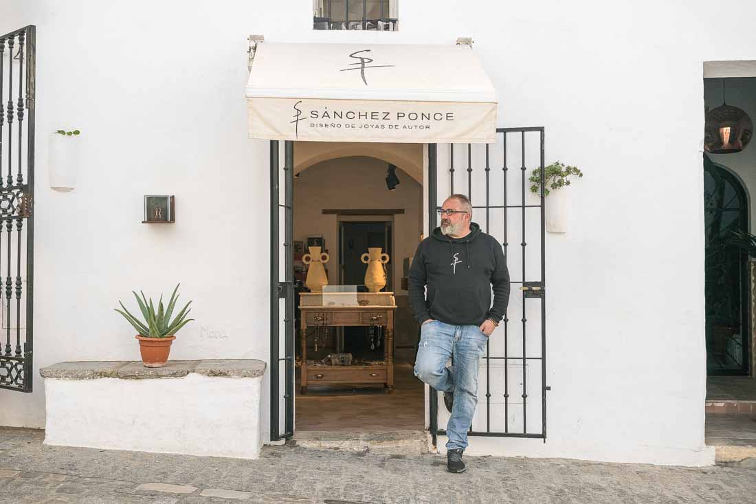 Joyero en la puerta de su tienda posando para reportaje de fotos en Vejer