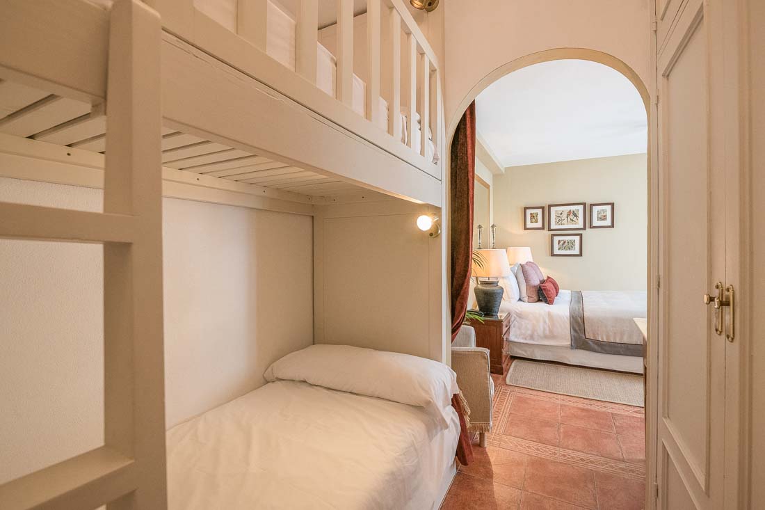 Vista de dormitorio en la sesión de fotos para hotel